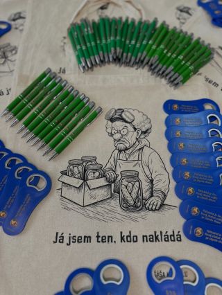 🎉 Další zakázka úspěšně dokončena! 🎉 Tentokrát jsme pro klienta připravili stylové potisknuté tašky, propisky a otvíráky –...