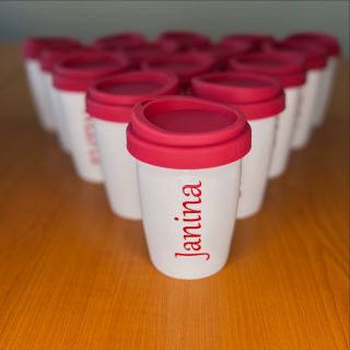 ☕️ Druhá část zakázky je připravená! Dokončujeme další várku potisknutých hrníčků To Go, které už brzy zamíří ke klientovi...