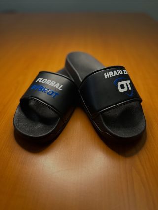 🔥 Hotová zakázka pro florbalový tým FBKOT! 🔥 Pantofle s vlastním potiskem, které spojují týmový styl, pohodlí a identitu...